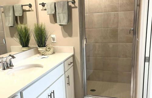 Stylish 3rd-Floor Condo with Golf Course Views - Foto 20