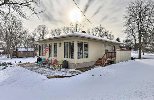 Pet-Friendly Retreat with Deck Steps to Marina! - Foto 17