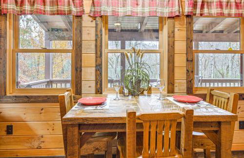 Cozy Couples Getaway with Hot Tub Fox Ridge Cabin - Foto 5