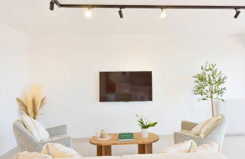 Luxury 1-Br apartment sea view parking - Foto 8