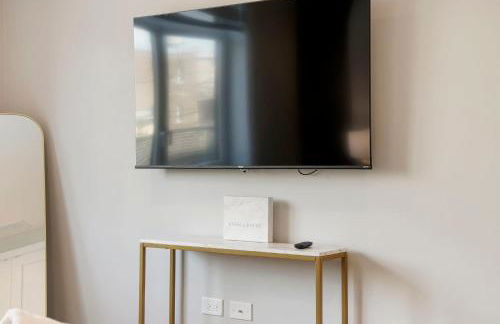 Modern 2BR2BA Condo Free Parking and Balcony - Foto 26