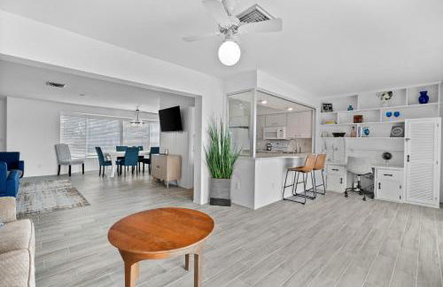 Venice Lakefront Pool Home - Photo 14