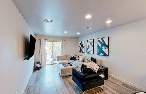 Contemporary, Dog-Friendly Townhouse with Balcony, Pool & Day Docks - Foto 4