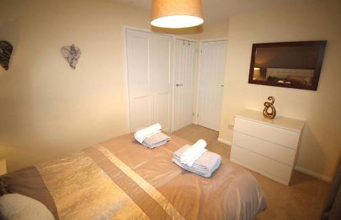 3 Bedroom House - Parking - Wifi - Fully Refurbished Throughout - New Kitchen & Bathroom - Foto 2