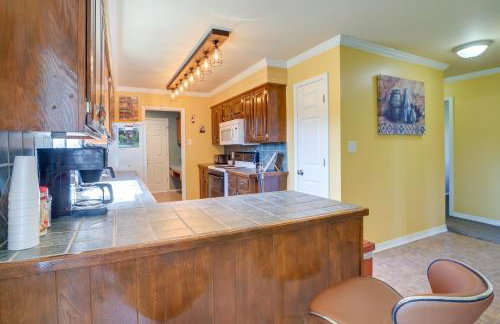 Spacious Arkansas Abode with Balcony and Fire Pit! - Foto 7