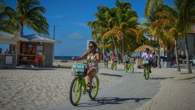 Pedalando vicino alla spiaggia