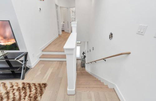 Tranquil Downtown Escape with Backyard - Photo 52