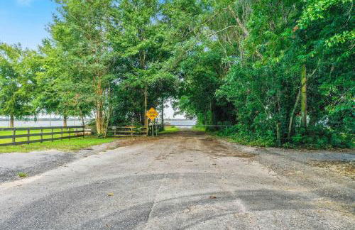 Dock and Fire Pit Lakefront Bonneau Home! - Foto 22