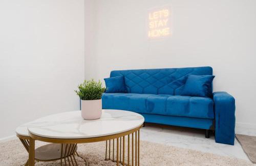 Liverpool Luxe Retreat 3 Bedroom House Next to Everton Stadium - Photo 3