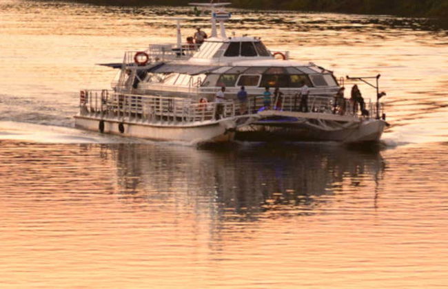 Passeio de catamarã ao entardecer - Foto 1