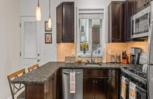 Bright & Modern Home with Patio - Foto 13