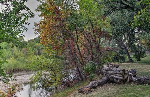 Cozy Angler's Apt - Steps to Trout Fishing River! - Foto 23