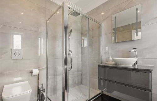 New! Trendy 5BR with Garden and Parking near Wimbledon - Foto 34