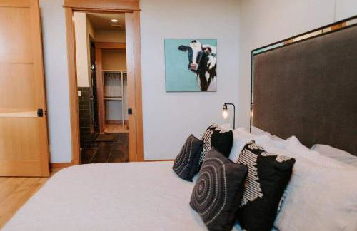 Stylish Main St Loft with Balconies and Garage - Foto 12