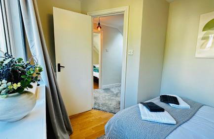 Inviting 2 Bed Guest House steps away from Ascot Racecourse 3 mins drive, 5 mins to Legoland, 12 mins to Windsor Castle Perfect for families & racegoers alike - Foto 33