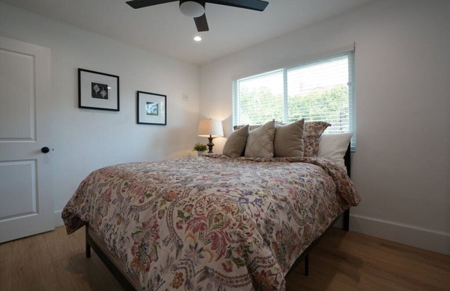 Coming Mid-April 2023! Beautifully upgraded two-story home with backyard oasis - Foto 2