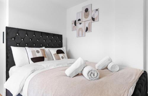 AC & Private Drive Stylish 4BR 5 Beds 8 Guests Wifi And Parking - Photo 39