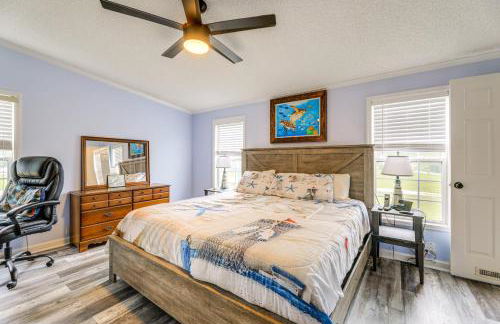 7 Mi to Beach! Sneads Ferry Family Home with Hot Tub - Foto 14