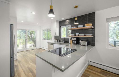 Relaxed Hillside Retreat with Hot Tub and Skyline Views - Foto 19