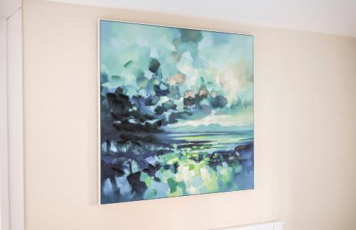 Modern 2BR Apartment for Contractors, Balcony & Fast Wi-Fi, W6 - Foto 45