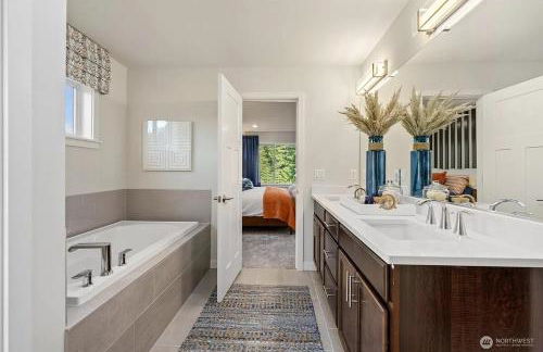 Serene Port Orchard Retreat - 3BR 3BA with Trails and Amazing Views - Foto 25