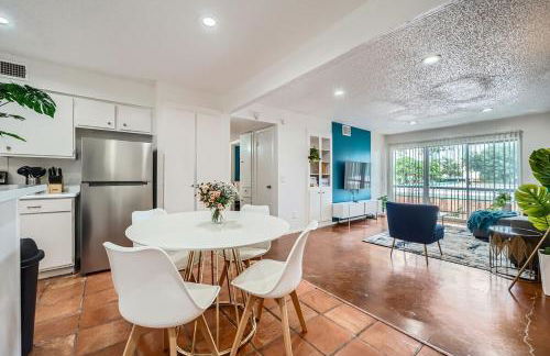 Your 2B Getaway - Steps 2 Dtwn - Sleeps 6 - Pool and Prkg - Foto 18