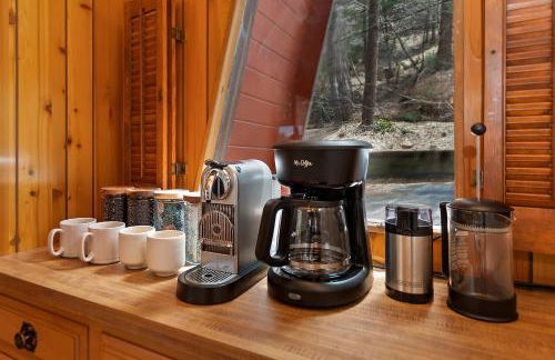 Pet & Kid Friendly Cozy Cabin, BBQ, Firepit, Outdoor Dining, Forest Views - Photo 7