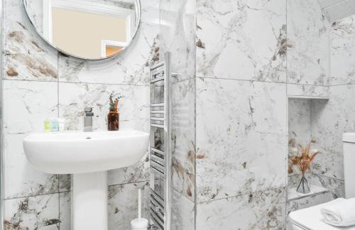 Four Bed House - Sleeps 7 - Garden - Parking - Smart TV 6COK - Photo 5