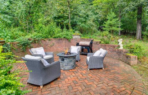 Idyllic Cave Spring Studio with Patio and Fire Pit! - Foto 16