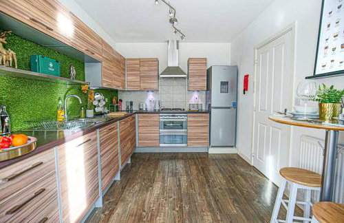 Stylish House with Smart TVs and Netflix, Fast Wifi, Free Parking and Garden by Yoko Property - Foto 22