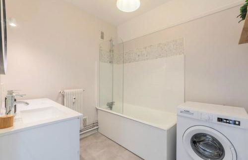Spacious 3 bedroom apartment & private parking! - Foto 23