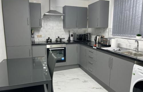 Beautiful and Homely 3 Bed House With FREE Parking So Close To Man City and City Centre - Foto 5
