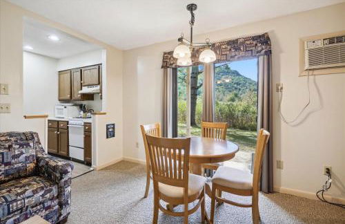 Cedarbrook Two Queen Bed Standard Hotel Room with outdoor heated pool 102 - Foto 16