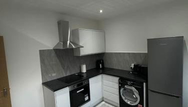 Luxury 2 Bed Apartment, Sleeps 6 with Sofa bed, Close to Sale Town & Tram Station - Photo 5, stove