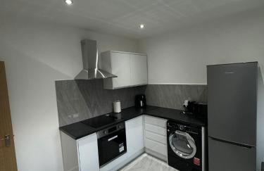 Luxury 2 Bed Apartment, Sleeps 6 with Sofa bed, Close to Sale Town & Tram Station - Photo 5