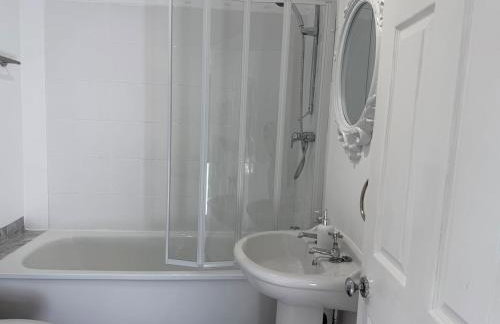 Spacious 3 Bed House Perfect for Contractors & Families with free Wi-fi and Parking - Foto 45