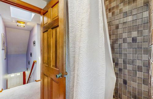 1 Mi to Dtwn Nantucket! Family Getaway with Deck - Photo 16