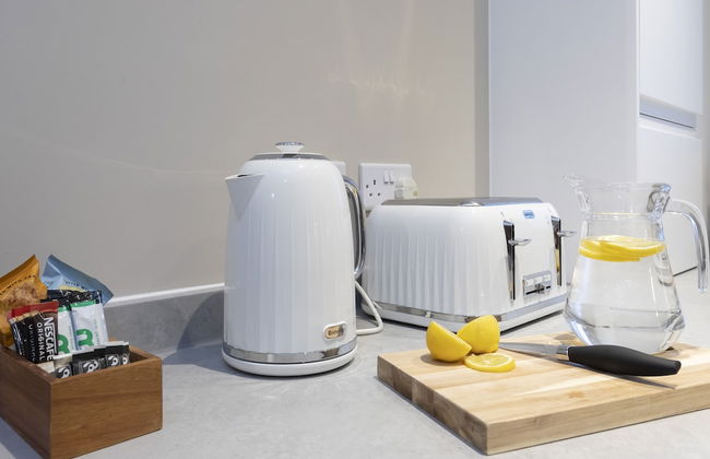 Elliot Oliver - Chic 2 Bedroom Town Centre Apartment - Photo 7