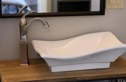 Oakwood Manor - Steps to Oaklawn, minutes to Downtown, Lakes, More - Foto 14