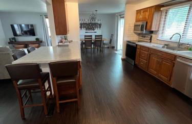 Curly's Quarters (4 Bedroom Home) w/ Lambeau view - Foto 6