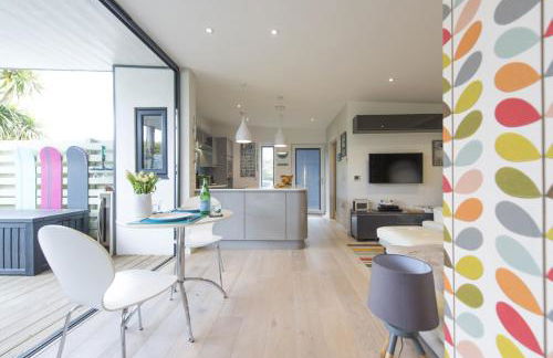 Two Bare Feet - Photo 6