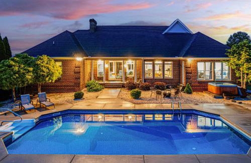 Luxury Getaway Home with Panoramic Views, Pool & Hot Tub! - Foto 59