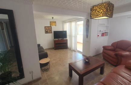 Visit Gibraltar stay in La Linea for less! - Foto 1