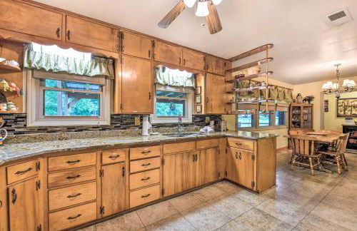 Campbell Retreat in Maggie Valley with Deck! - Foto 12