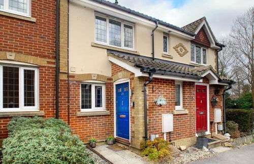 Knaphill - 2 Bedroom Terrace House - With Garden - Photo 1