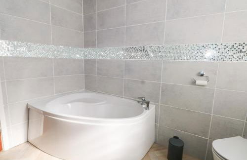 Hawksbridge Bungalow - Photo 22