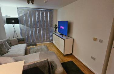 Executive E15 Apartment - Skyline Terrace & Free Private Parking - 5-min Walk to Abba Arena - Foto 4