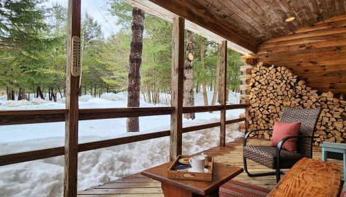 Stylish Forest Lodge with Large Hot Tub, Firepit and Fireplace minutes to Gore Mountain - Foto 4