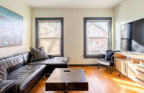 Stay Portland - Portland Classic - Walk to Local Coffee & Food - Photo 1