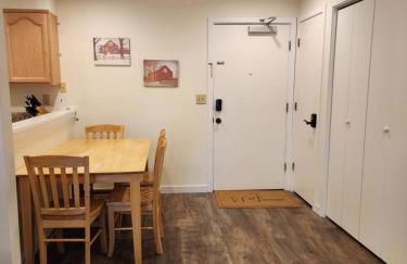 Mt Snow Condo with Pool Mountain Views Half Mile to Mtn - Photo 18